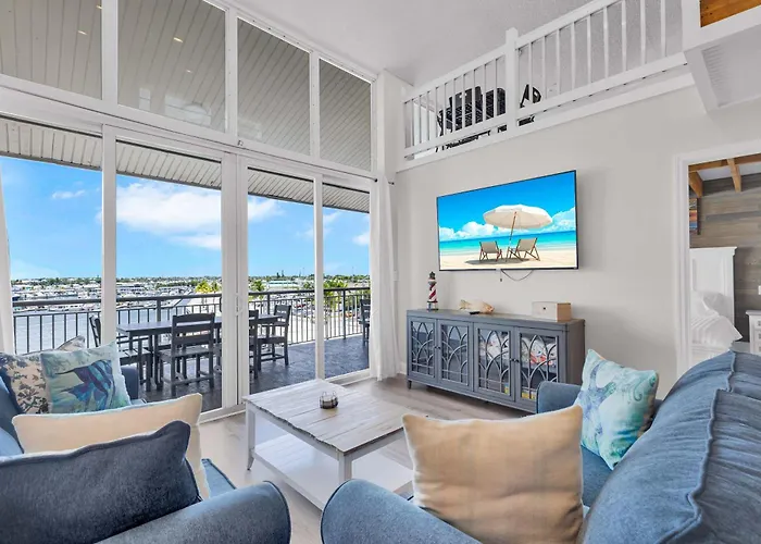 St Kitts - Downtown Waterfront Penthouse Pool Dock Parking Villa Key West